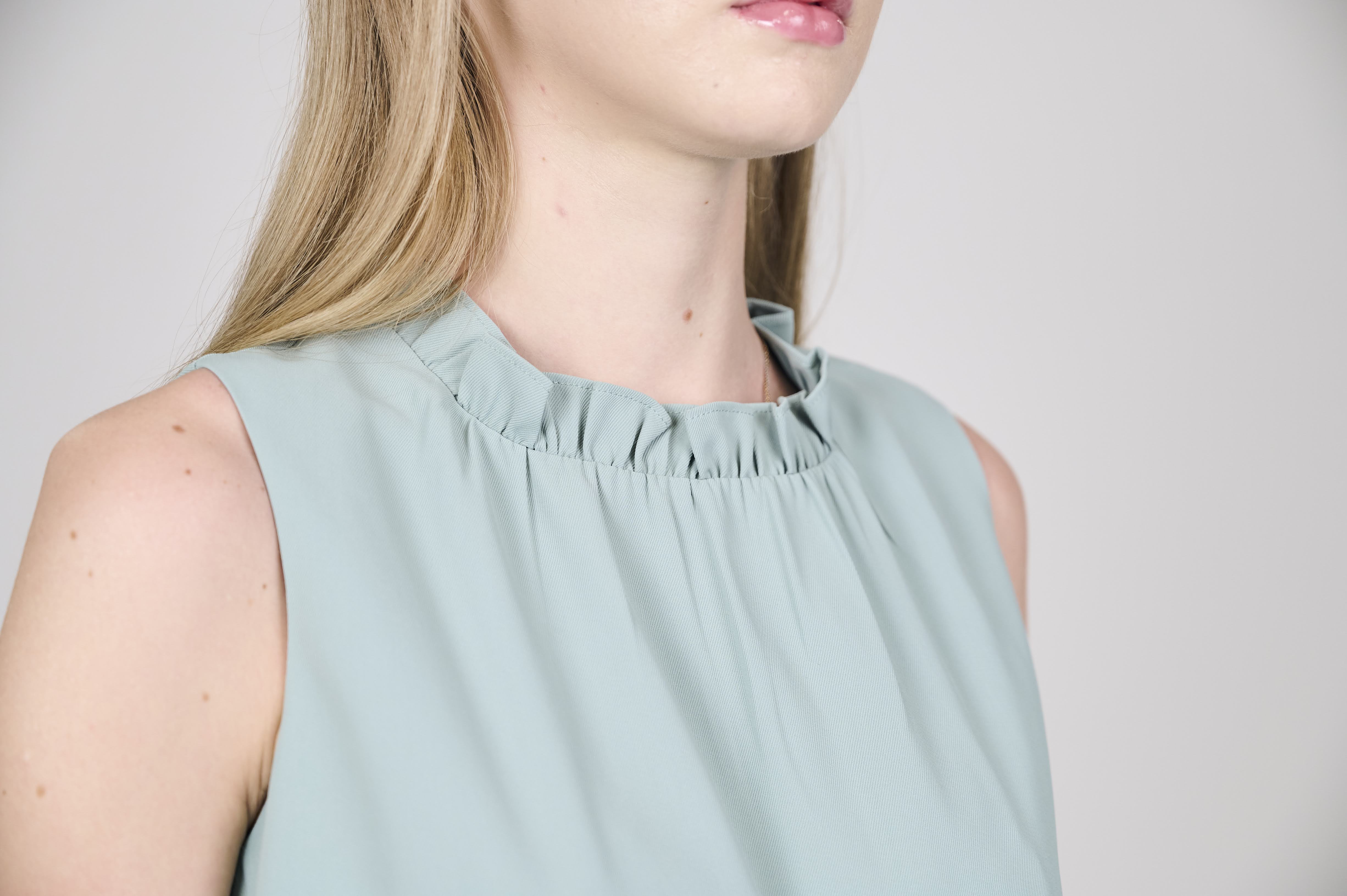 Women's Sleeveless Pleated Midi Dress with Tie Waist