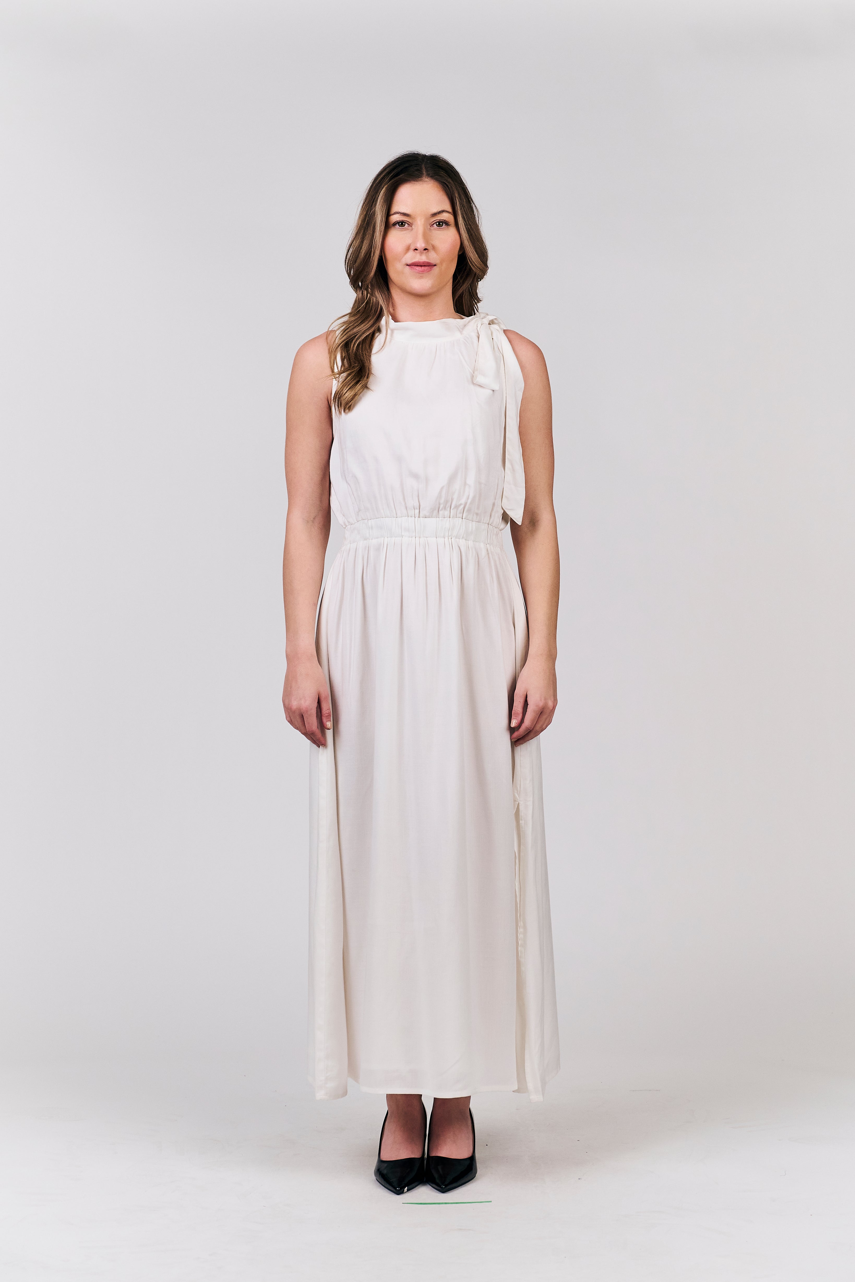 Elegant Sleeveless Maxi Dress in Ivory