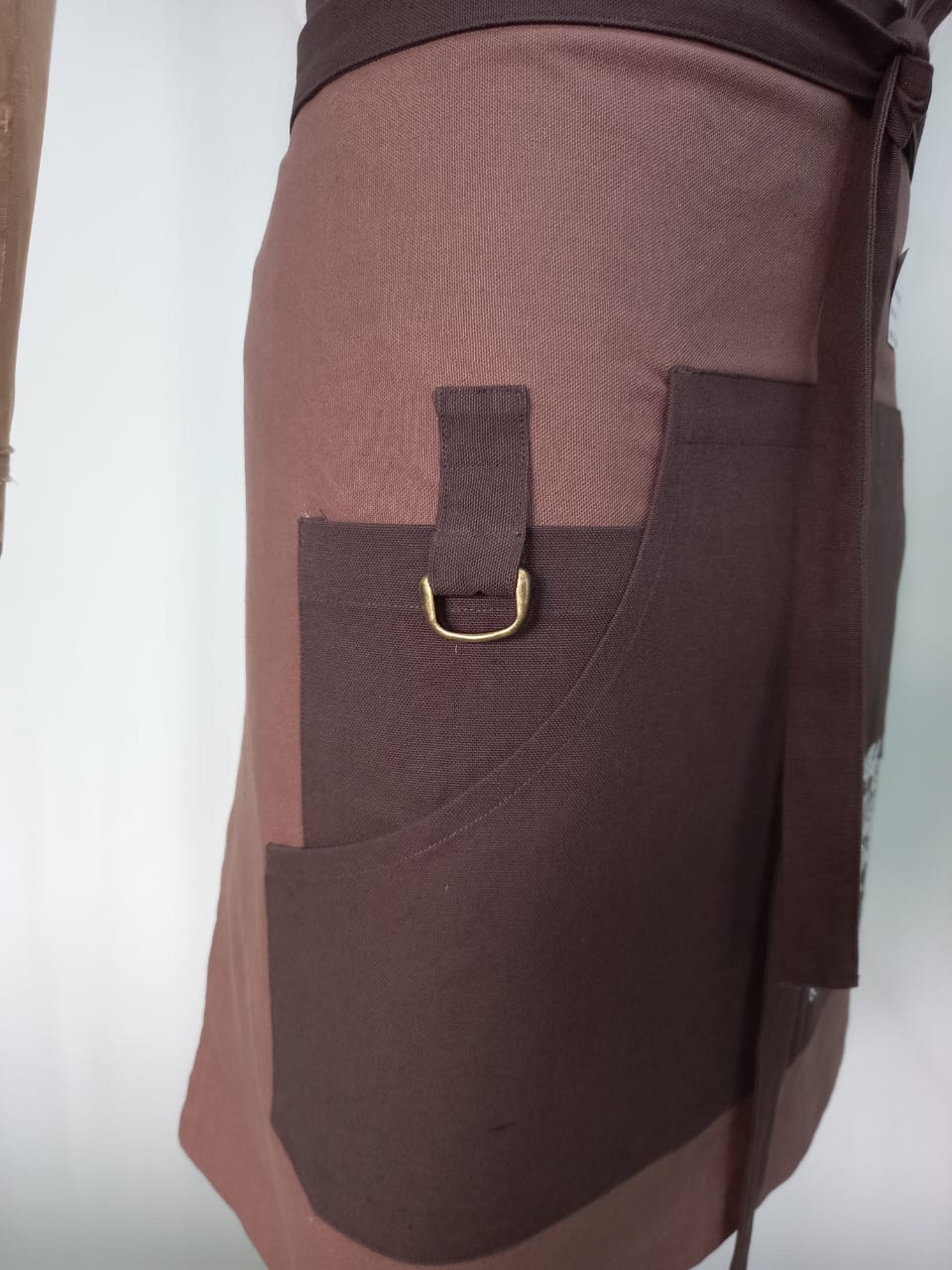 BROWN BISTRO APRON with pockets and leather detail